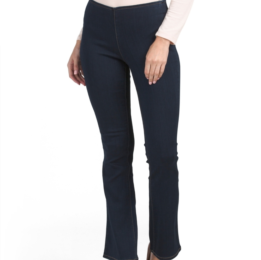 Nwt pull on boot leg slimming denim Jeans